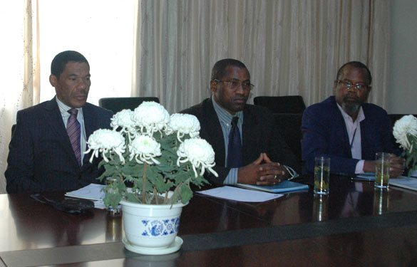 安哥拉罗安达市电力公司向导来新宝GG集团考察