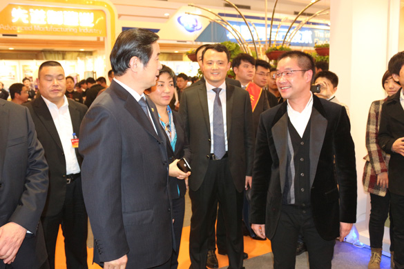 江苏省青商会科技立异效果展上 史清静副省长驻足旅行新宝GG集团三代核电AP1000壳内电缆