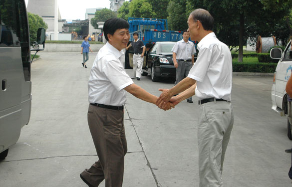 溧阳市市长盛建良一行来新宝GG集团慰问一线员工