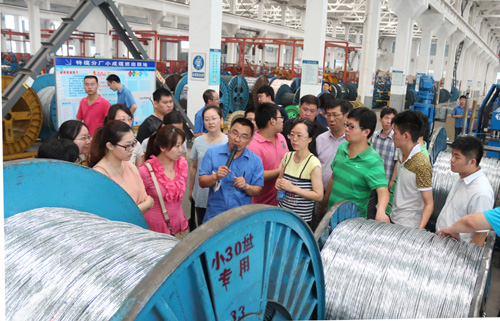 7月13日，，，，，国家电线电缆质量监视检测中心事情职员一行30余人来新宝GG电缆旅行学习